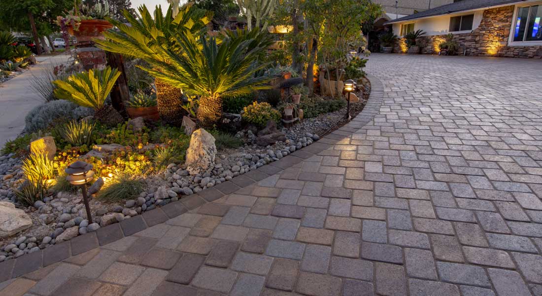 Antique Cobble Interlocking Concrete Paver Driveway